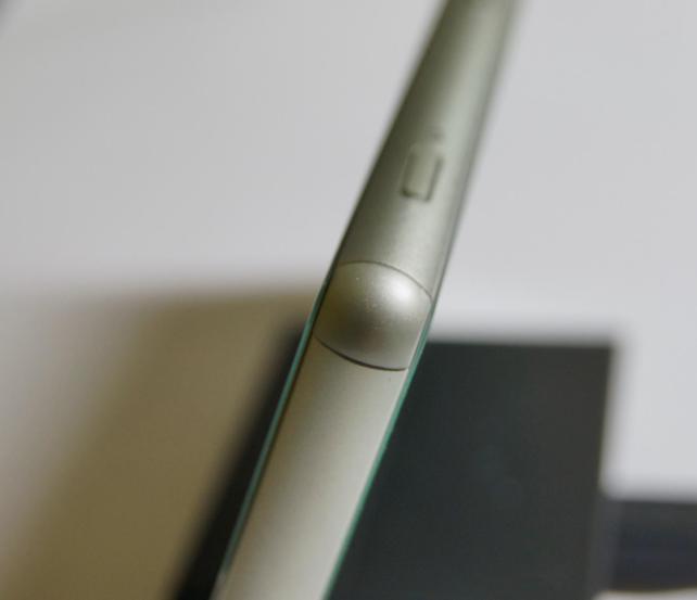 衝撃を受けやすい四隅は樹脂素材。塗装には気を使いアルミパウダーが入っているとか。