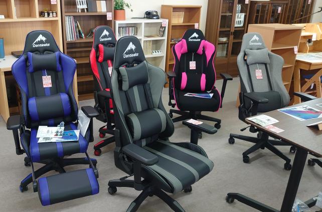 左からルセル(オットマン付:1、オットマンなし:2)、ローザ(ピンク)、シャスティーナ