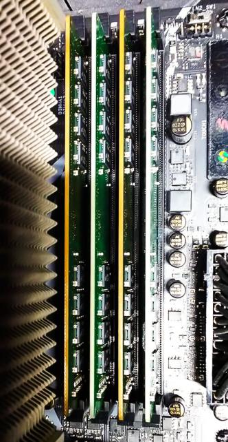 製造時期が違う為かメモリ基板断面の色が違いますw