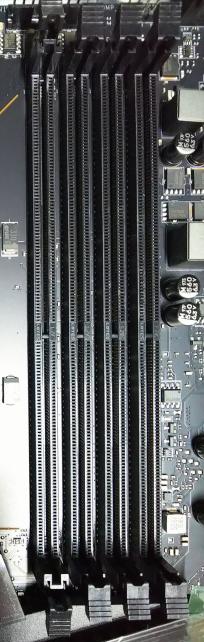 メモリスロットは両側ラッチなのが実にありがたい