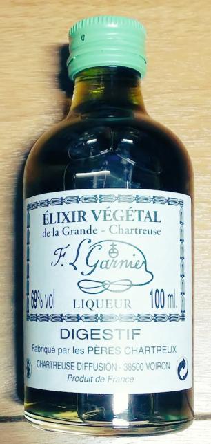 中身を取り出しました。薬瓶って感じですね。他にはフランス語で書かれた訳の判らない説明書?と穴の空いた注ぎ口が入っていました。