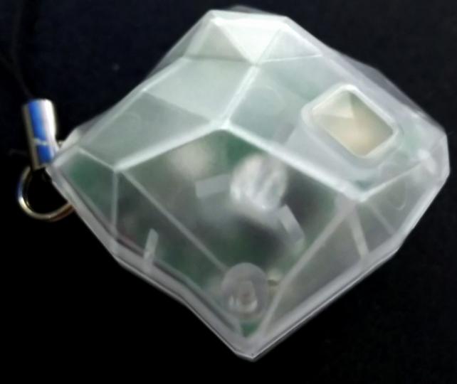 三叉の留め具で固定されてる玉が