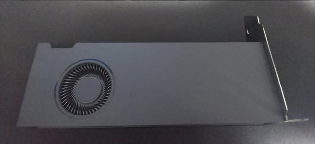 う~ん、ロウプロファイルブラケット仕様です。