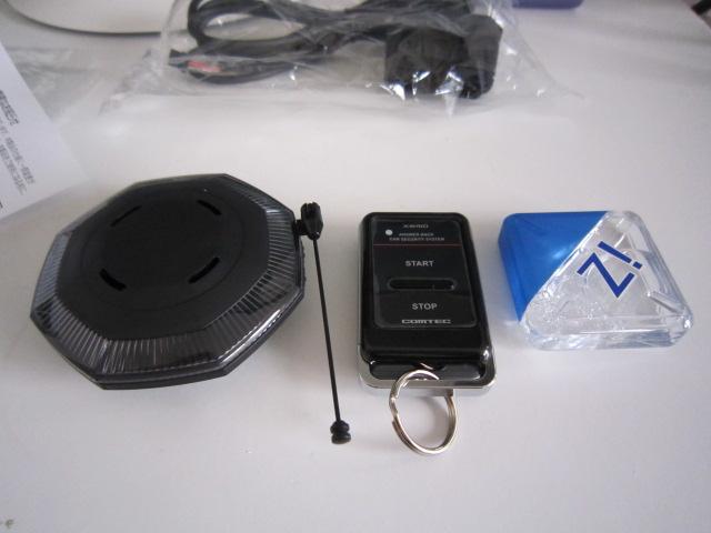 製品本体とリモコン かなりコンパクトなのがいいですね