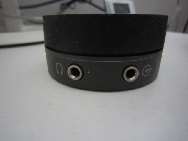 ヘッドホンジャックと外部入力端子(3.5mm)を搭載