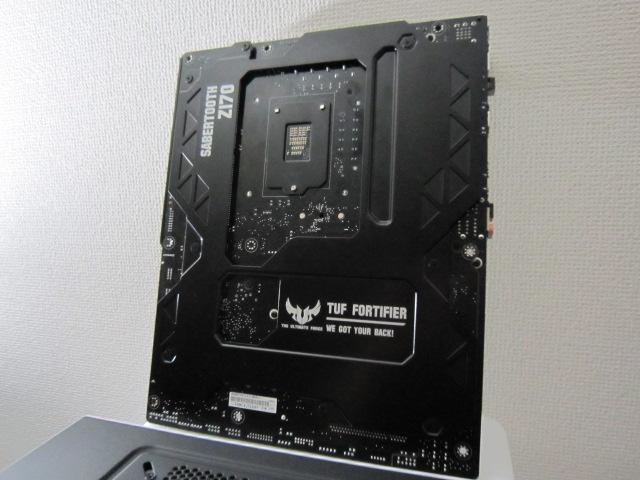 TUF Fortifierは強化バックプレートです