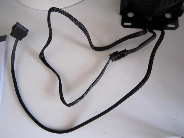 本体からのケーブル