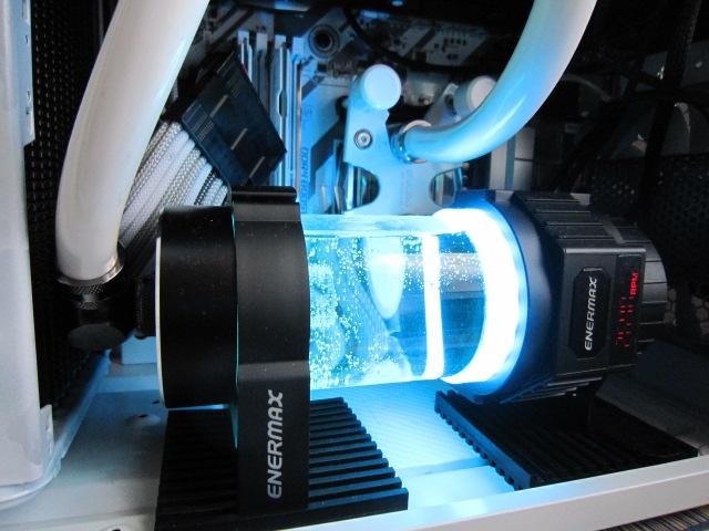 光ると綺麗です 暗い部屋で水槽眺める時のような癒しを感じます。