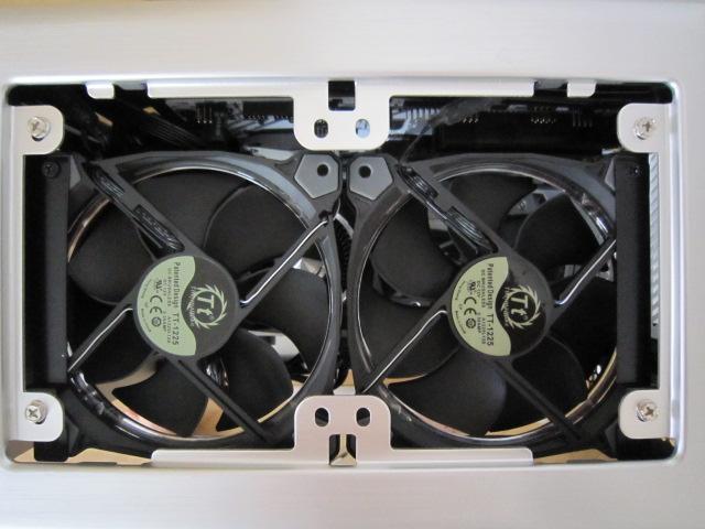 ここが難点。左側の12cmFan用ネジ穴に黒いアダプターが噛ましてあるのがわかるでしょうか?