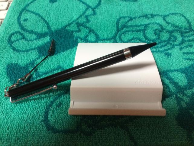 添付のスタンド(縦・横置き両対応)と、別途購入のタッチペン