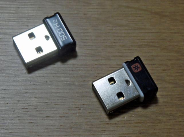 左が本機用、Unifyingレシーバー