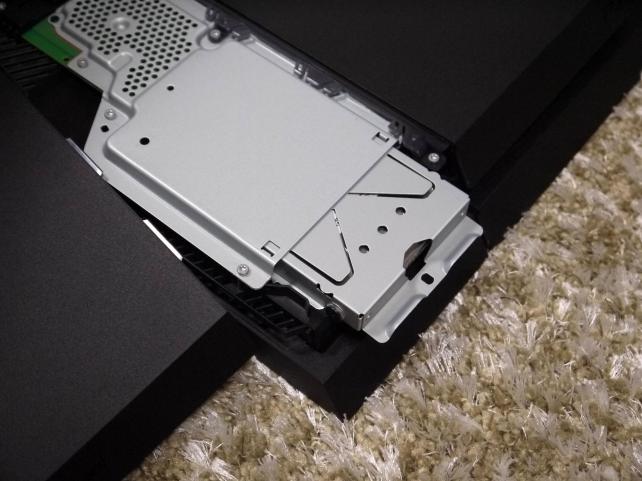 ネジを外し、HDDを引っ張り出す