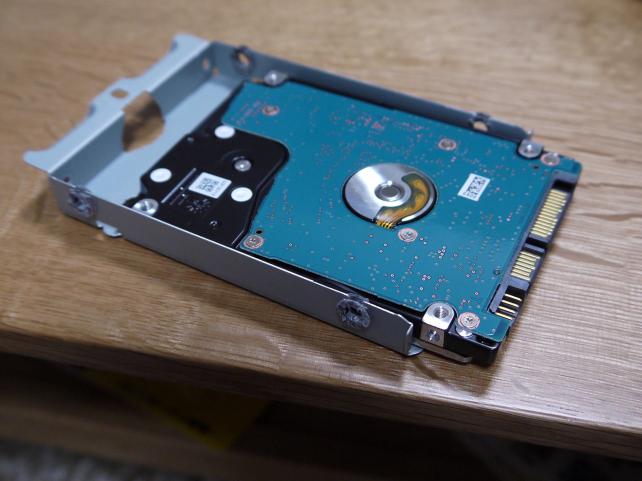最後にトレー側面のネジを外し、HDDを取り出す