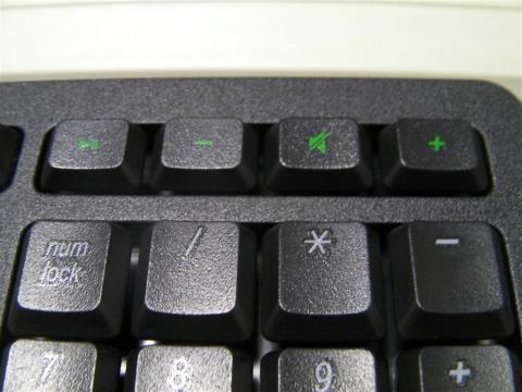 テンキーの上に「再生/一時停止」、「音声ボリューム」キー