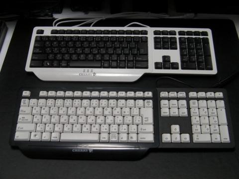 ここで初めて、「ケーブルも筐体カラーに合わせてある」事に気付いた。