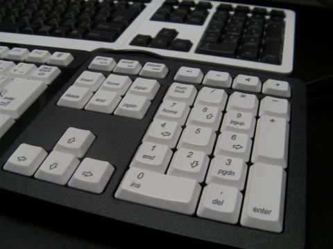 折角なので白モデルも買って、キートップを交換してみた。