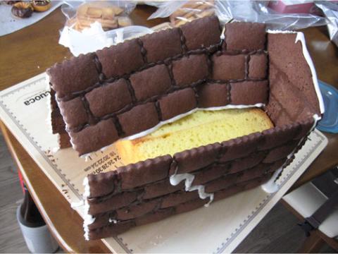 組み立て中に崩落するお菓子の家(笑)