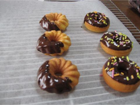 飾り用の焼きドーナツは片っ端から味見されてました(笑)