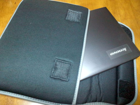 端っこを広げるようにしてグイっと・・・