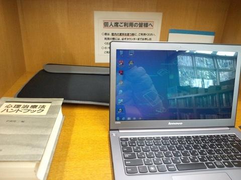 図書館で利用中の写真