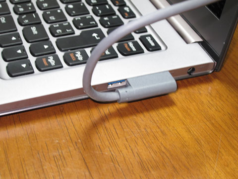 HDMI端子に接続するとUSB3.0ポートが物理的に使えなくなる