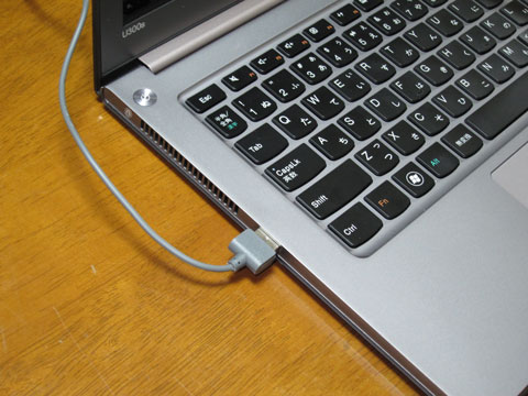 仕方なく左側のUSBポートに接続