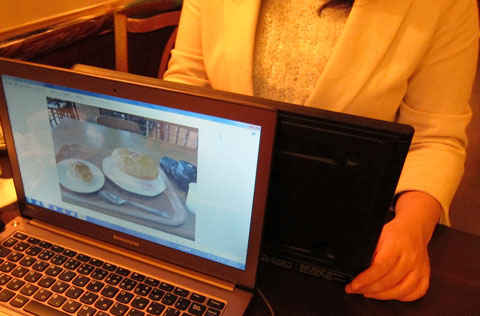 スタンドを忘れたので猫の手を借りてる所(苦笑)