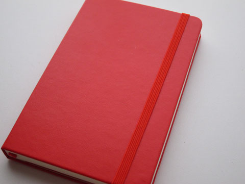 同じ色のゴム紐でおさえられるからカバンの中で広がったりしない