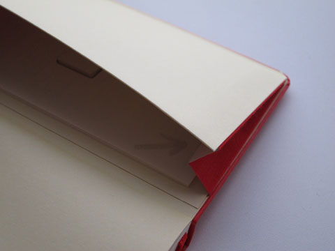 カバー裏にはちょっとしたカードやメモ入れのポケット付き