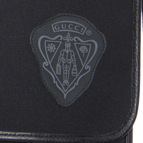 アクセントにラバーのクレストロゴが渋い