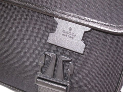 がっちりした金具と、丁寧に縫製されたレザー