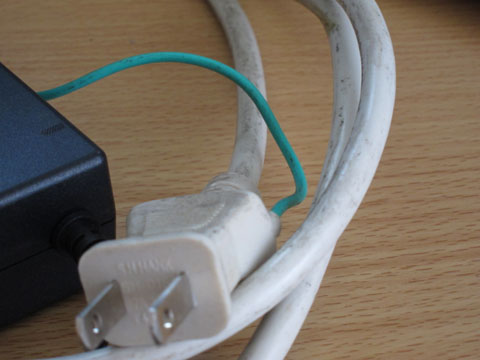 使い込まれた痕跡のある電源ケーブル