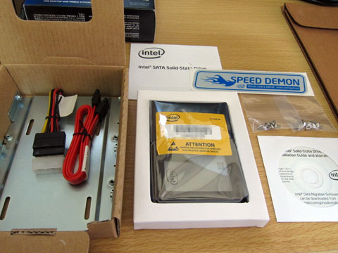 ユーティリティや、3.5インチマウンタ、SATAケーブル、ネジ、電源ケーブル付き