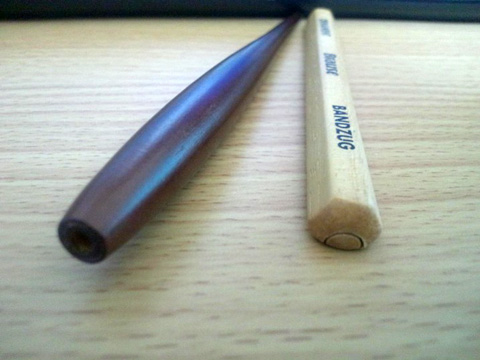 左は丸ペン専用の。右がBandzug、Gペンとかいろいろ刺せるやつ。