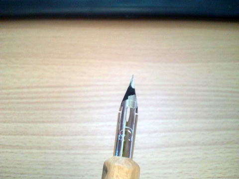 インクをつけるも新品ゆえインクをはじきます