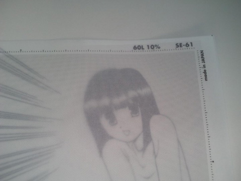 トーンを貼る絵柄の上にトーンをのせる。半透明なので作業台の上で作業可能。