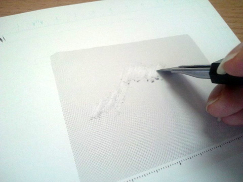 まずは雲の影の部分から。カッターの背の部分でトーンの表面を削ります。