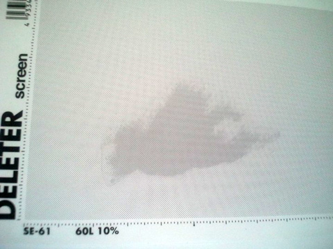 本来のトーンを上から貼ってるところ。向きを合わせないとモアレがひどいことになりますので注意。