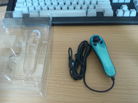 本体のみ。特別なドライバーはなく、Windows につなげるだけで使えるとのこと