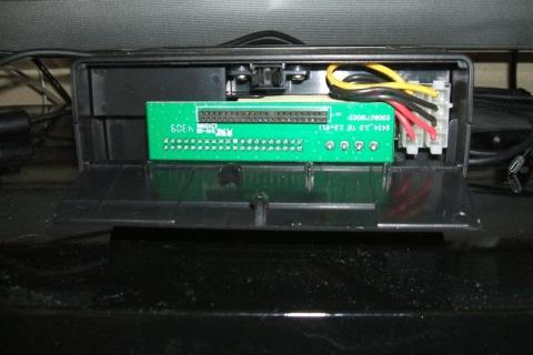 フロントをあけるとケーブル等が入っています。