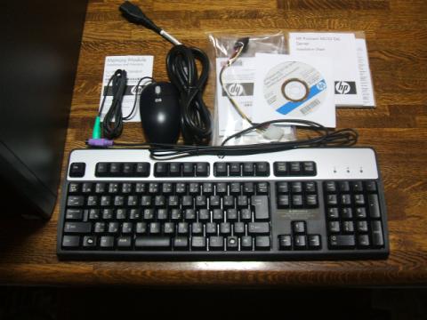 付属品はこんな感じ。OSは選択してません。キーボードとマウスってPS2なんですね。