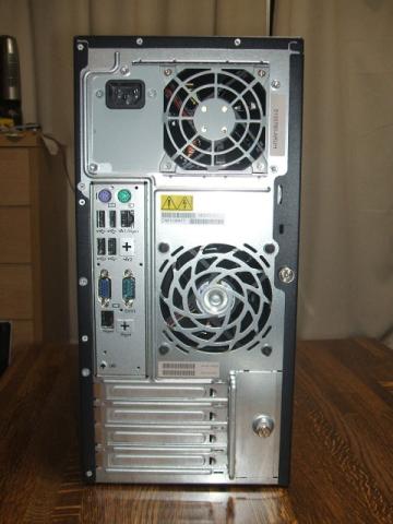 背中もシンプル。ネジ1つで開けられるのがGood!