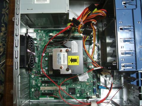 DVDドライブの配線がCPUを遠回りにファンの方向に迂回してる(^^;;