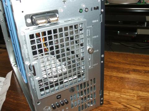 次にフロントのカバー右側のネジを外します。