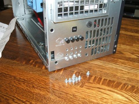 本体からトルクスドライバでネジを外す