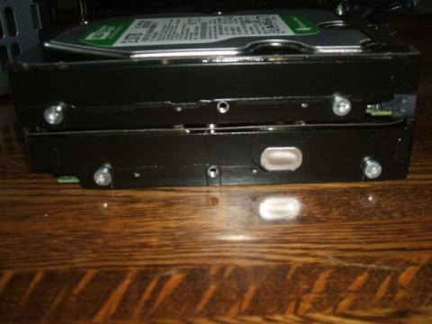 外したネジを各HDDに4個ずつつける