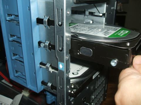 HDDを本体にスロットイン!