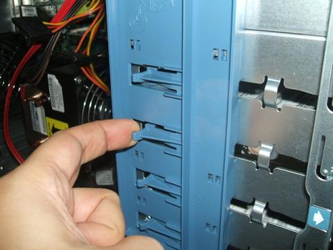 ストッパーを軽く持ち上げると簡単に入ります^^