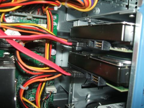 電源とSATAケーブルをHDDに接続