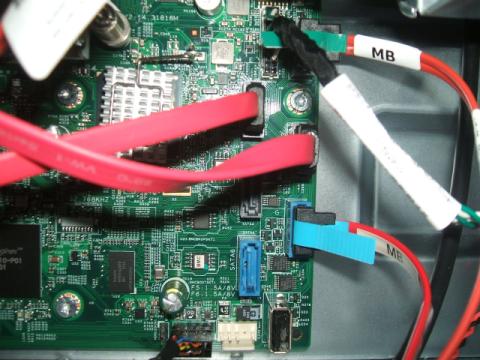 マザーボードにSATAを接続